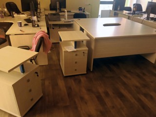 V-231 Тумба приставная и V-10 Стол офисный письменный